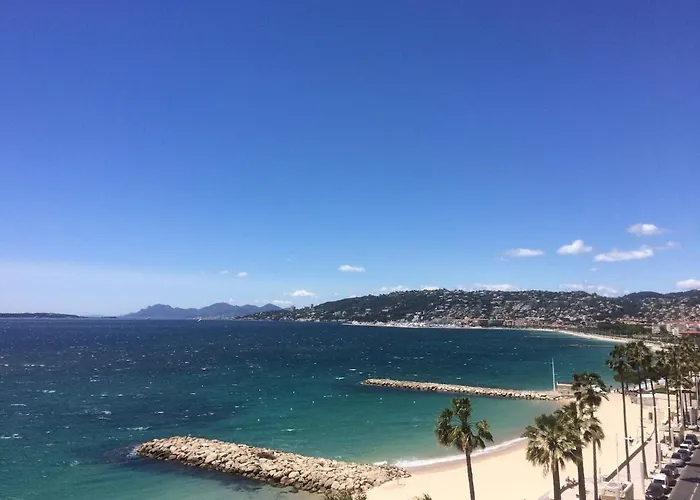 Sea Front In Juan-les-pins アパート アンティーブ